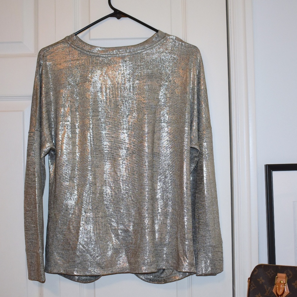 Fourteenth Place Silver Knotted Top - Picture 2 of 3